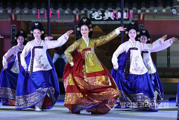 찬연의 행궁, 정조의 꿈을 담은 태평성대의 춤사위 공연 모습.