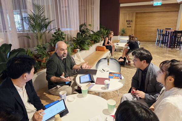 경기아트센터, APAM 공식 참가…아태 공연예술 시장 네트워킹 확대...사진은 김상회 사장이 APAM관계자들과 만나 이야기 하는 모습.(사진제공=경기아트센터)