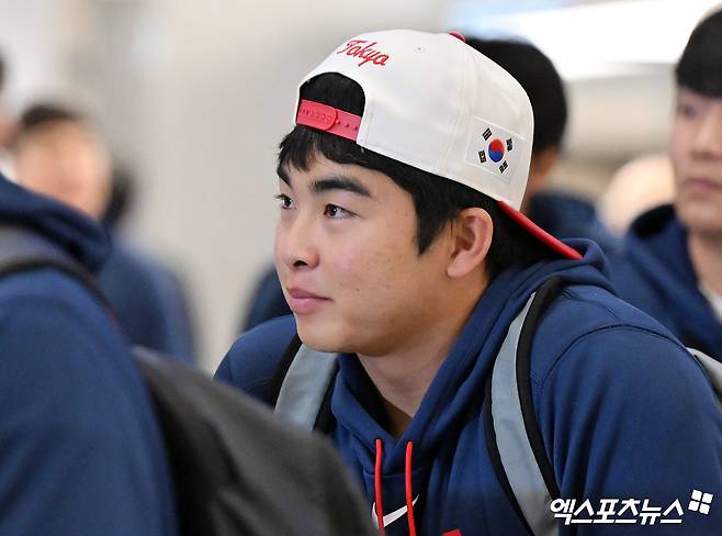 17년 만에 WBC 8강에 진출한 야구 대표팀이 16일 새벽 인천국제공항을 통해 귀국했다.  입국장을 빠져나오는 야구 대표팀 문현빈. 인천공항, 김한준 기자