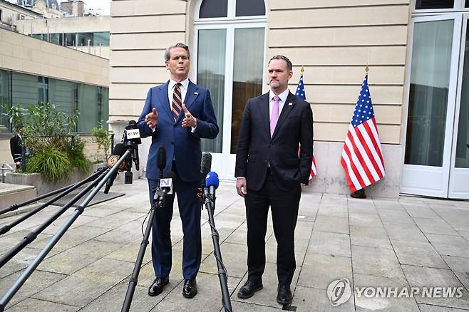 협상결과 설명하는 베선트 장관(왼쪽)과 그리어 대표 [AP 연합뉴스]
