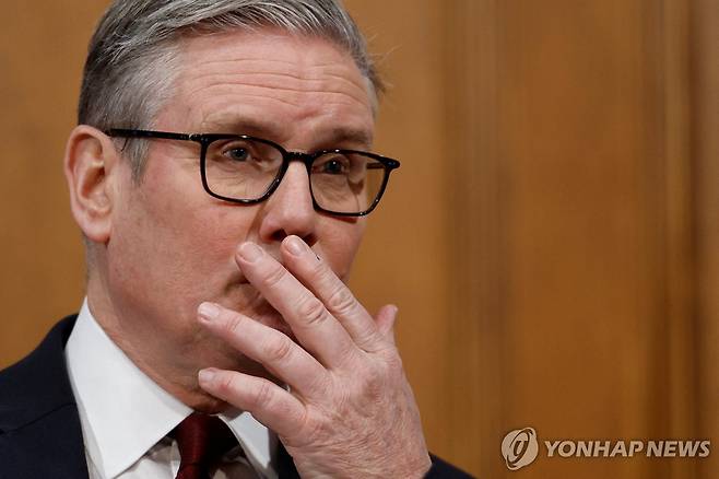 16일 취재진 질문 듣는 스타머 총리 [로이터 연합뉴스 자료사진. 재판매 및 DB 금지]