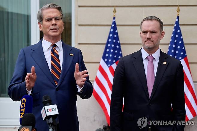 협상결과 설명하는 베선트 장관(왼쪽)과 그리어 대표 [AFP 연합뉴스]