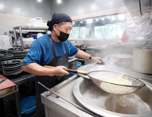 인천서 '짜장면 2천원' 중식당 운영하는 김상태씨 [연합뉴스 자료사진]