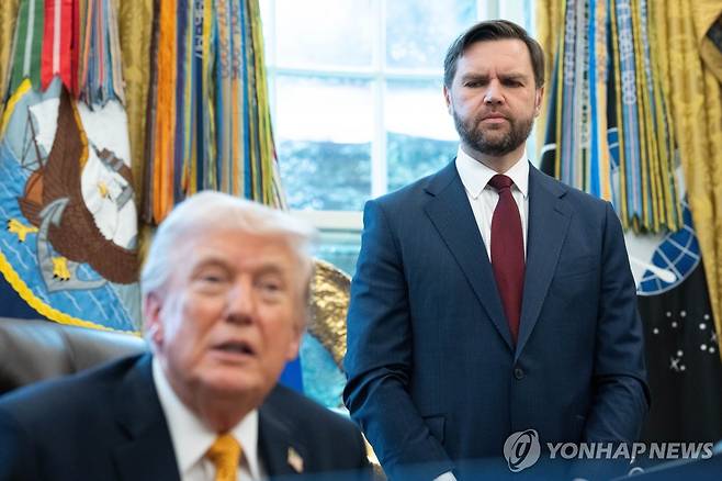 밴스 부통령(오른쪽)과 트럼프 대통령 [EPA 연합뉴스. 재판매 및 DB 금지]