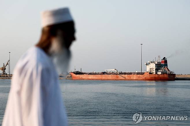 호르무즈해협 폐쇄로 정박 중인 유조선 (무스카트 <오만> 로이터=연합뉴스 자료사진) 호르무즈해협 통항이 사실상 중단된 가운데 2026년 3월 12일 오만 무스카트의 술탄 카부스 항구에서 칼리스토 유조선이 정박돼 있다. (REUTERS/Benoit Tessier/File Photo) 2026.3.17.