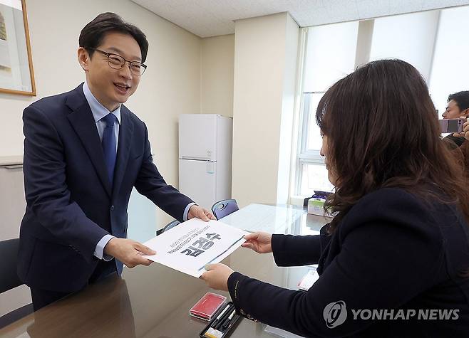 김경수, 경남지사 후보 등록 (창원=연합뉴스) 김동민 기자 = 더불어민주당 김경수 경남지사 후보가 17일 오전 경남 창원시 성산구 경남도선거관리위원회에서 후보자 신청서를 제출하고 있다. 2026.3.17 image@yna.co.kr