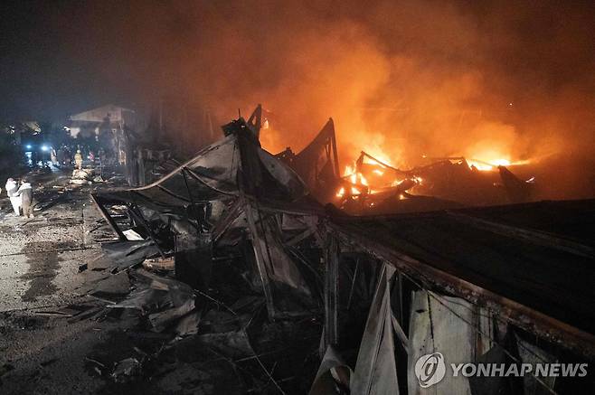 파키스탄 공습에 불타는 아프간 카불 병원 지난 16일(현지시간) 아프가니스탄 수도 카불의 마약 재활 병원이 불타는 모습. 아프간 탈레반 정부는 파키스탄군이 이 병원을 폭격, 최소 400명이 숨지고 250명이 다쳤다고 밝혔다.
[AFP 연합뉴스 자료사진, 재판매 및 DB 금지]