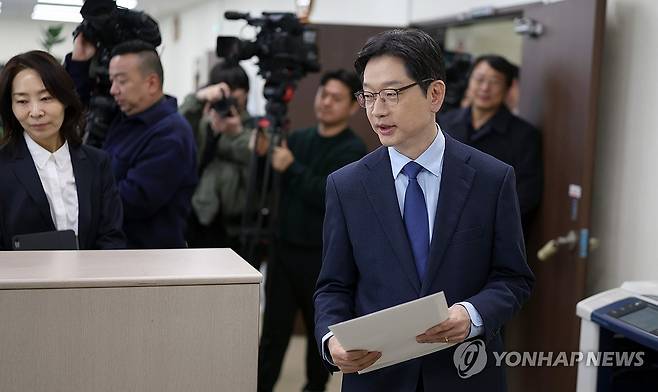 김경수 후보 신청서 제출 (창원=연합뉴스) 김동민 기자 = 더불어민주당 김경수 경남지사 후보가 17일 오전 후보 신청서 제출을 위해 경남 창원시 성산구 경남도선거관리위원회를 방문하고 있다. 2026.3.17 image@yna.co.kr