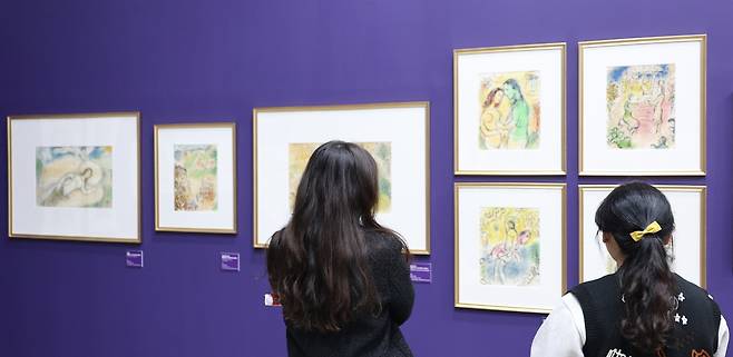 샤갈 작품 감상하는 관람객들 [촬영 : 김동철]