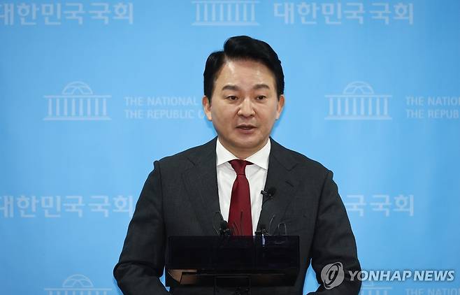 취재진 질문에 답하는 원희룡 전 장관 (서울=연합뉴스) 류영석 기자 = 원희룡 전 국토교통부 장관이 12일 국회에서 윤석열 대통령 탄핵 심판 관련 헌법재판소 규탄 기자회견을 마친 후 취재진 질문에 답하고 있다. 2025.2.12 ondol@yna.co.kr