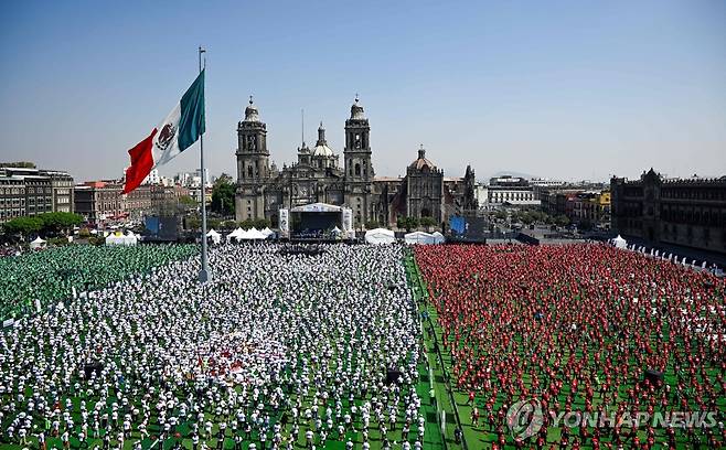 멕시코 소칼로광장에 모인 축구교실 참가자들 [AFP=연합뉴스]