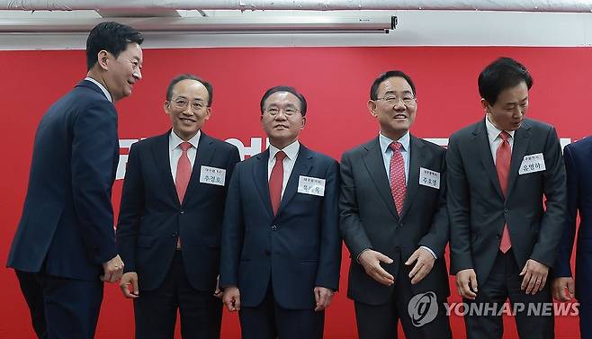 대구시장 도전하는 국민의힘 현역 의원들 (서울=연합뉴스) 신현우 기자 = 6·3 지방선거 대구시장에 도전하는 국민의힘 예비후보들이 10일 서울 영등포구 여의도 국민의힘 중앙당사에서 열린 광역단체장 후보 면접에 참석하며 기념 촬영을 준비하고 있다.
    왼쪽부터 국민의힘 최은석·추경호·윤재옥 의원, 주호영 국회부의장, 유영하 의원. 2026.3.10 nowwego@yna.co.kr