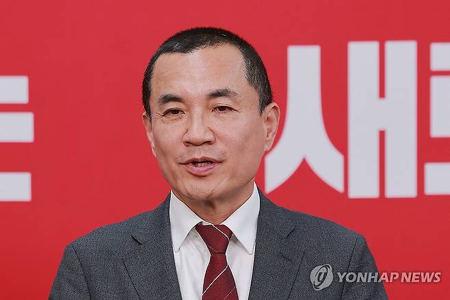 강원지사 도전하는 김진태 지사 (서울=연합뉴스) 신현우 기자 = 6·3 지방선거 강원도지사에 도전하는 김진태 강원도지사가 11일 서울 영등포구 여의도 국민의힘 중앙당사에서 열린 광역단체장 후보 면접을 마치고 취재진 질문에 답하고 있다. 2026.3.11 nowwego@yna.co.kr