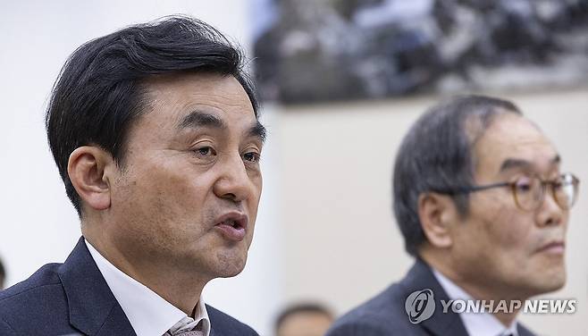 호르무즈 해협 파병 요청 관련 답변하는 안규백 국방부 장관 (서울=연합뉴스) 황광모 기자 = 안규백 국방부 장관이 17일 국회에서 열린 국방위 전체 회의에 출석해 미국 측의 호르무즈 해협 파병 요청에 대한 의원 질의에 답하고 있다. 2026.3.17 hkmpooh@yna.co.kr