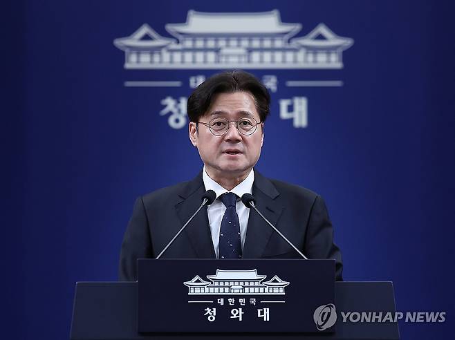 홍익표 정무수석, 이재명 대통령-여야 대표 오찬 취소 브리핑 (서울=연합뉴스) 김도훈 기자 = 홍익표 정무수석이 12일 청와대 춘추관에서 이날 예정됐다 취소된 이재명 대통령과 더불어민주당 정청래 대표, 국민의힘 장동혁 대표 오찬 관련 브리핑을 하고 있다. 2026.2.12 xyz@yna.co.kr