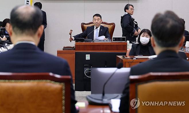 국회 법제사법위원회 법안심사제1소위원회 (서울=연합뉴스) 이동해 기자 = 김용민 소위원장이 17일 국회에서 열린 법제사법위원회 법안심사1소위원회에서 안건을 상정하고 있다. 2026.3.17 eastsea@yna.co.kr