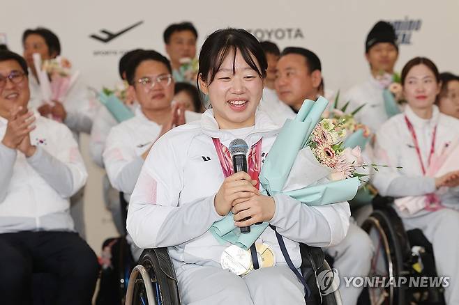 MVP는 김윤지 (영종도=연합뉴스) 박동주 기자 = 17일 인천국제공항 2터미널에서 열린 밀라노·코르티나담페초 동계 패럴림픽 한국 선수단 입국 환영ㆍ해단식에서 대회 MVP에 선정된 김윤지가 소감을 말하고 있다. 2026.3.17 pdj6635@yna.co.kr