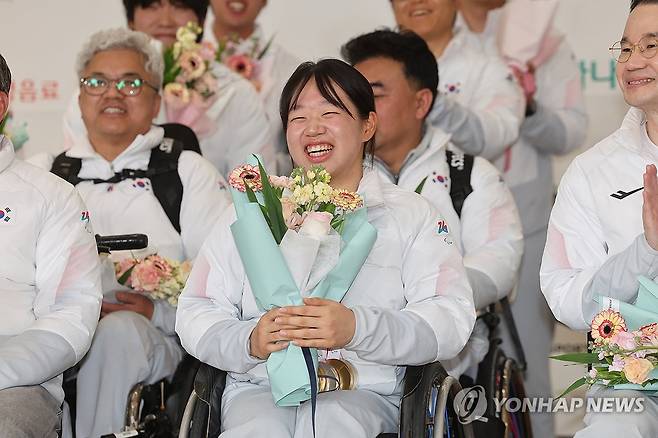 밝은 표정의 김윤지 (영종도=연합뉴스) 박동주 기자 = 17일 인천국제공항 2터미널에서 열린 밀라노·코르티나담페초 동계 패럴림픽 한국 선수단 입국 환영ㆍ해단식에서 김윤지가 환하게 미소 짓고 있다. 2026.3.17 pdj6635@yna.co.kr
