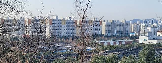 ▲ 남동정수사업소 넘어 평창이씨 권세가가 집성촌을 이뤄 살았던 만수주공 7·8단지 아파트가 보인다. /인천일보DB