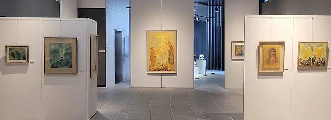 ▲ 이승훈베드로성지기념관 1층 전시실에서 '빛의 기도'를 주제로 화가 송경의 유작 전시가 열리고 있다. /인천일보DB