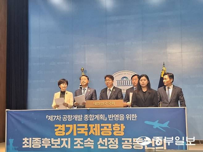 수원에 지역구를 둔 더불어민주당 소속 김승원·김영진·김준혁·백혜련·염태영 의원이 18일 국회 소통관에서 기자회견을 열고 경기도에 경기국제공항 최종후보지를 조속히 추진하라는 내용의 공동 건의문을 발표하고 있다. 양성모 기자