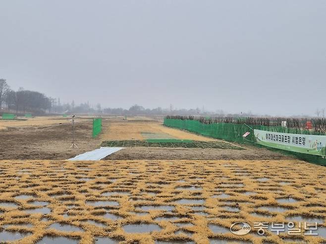 18일 방문한 여주 대신파크골프장의 오곡구장(18홀) 모습. 배수가 제대로 되지 않아 이용객들이 불편을 호소하고 있다. 김규철 기자