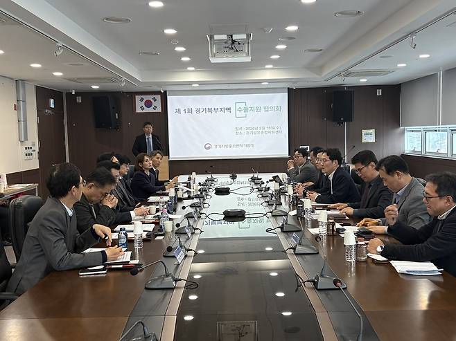 경기지방중소벤처기업청이 18일 양주시 경기섬유종합지원센터에서 진행한 '경기북부 수출지원협의회'에서 관계자들이 회의를 하고 있다.