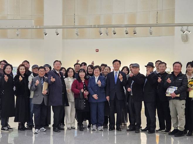 제1회 토파즈 작품전시회 오픈식이 3월17일 오후 5시 대전서구문화원 1층 전시실에서 열렸다.          사진= 박원미 아이아트기획 대표