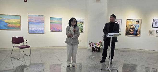 황지현 작가가  황 작가 작품 ‘물이 길이 되다’ 앞에서  인사말하고 있다.                                                 사진=한성일 기자