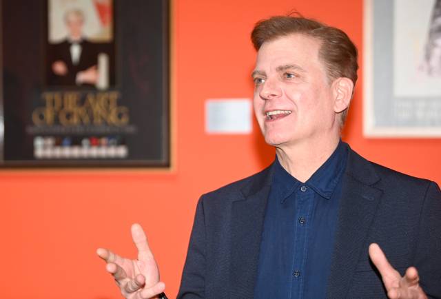 앤디 워홀 작품 소장자 폴 마레샬이 충청투데이와 인터뷰에서 밝은 표정으로 답변을 이어나가고 있다. 사진=김주형 기자