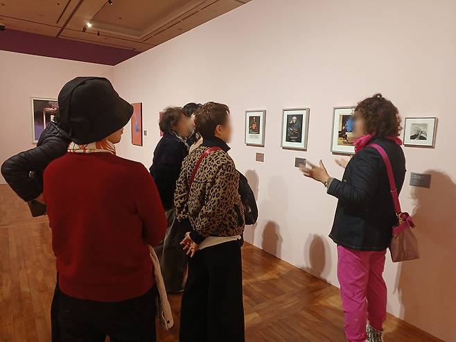 시민들이 18일 대전시립미술관에서 개막한 '앤디 워홀: 예술을 팔다(Andy Warhol: The Business of Art)' 기획전을 관람하고 있다. 사진=권혁조 기자