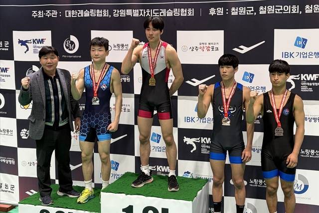 ▲ 제44회 회장기 전국레슬링대회 남고부 자유형 57kg급 경기에서 금메달을 목에 건 김도훈(충북체고)./충북체고 제공