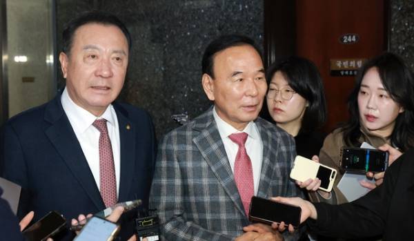 충북을 지역구로 둔 국민의힘 박덕흠(오른쪽)·엄태영 의원이 18일 국회에서 충북도지사 공천과 관련해 장동혁 대표와 면담한 뒤 취재진 질문에 답하고 있다. /연합뉴스 제공