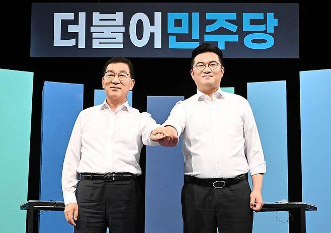 더불어민주당 전남광주통합특별시장 경선 토론회가 18일 오후 광주 남구 광주MBC 스튜디오에서 열려 손을 맞잡은 B조 2명의 후보들이 토론 시작 전 기념촬영을 하고 있다. 사진 왼쪽부터 기호 5번 신정훈 국회의원, 기호 3번 정준호 국회의원./조영권 기자