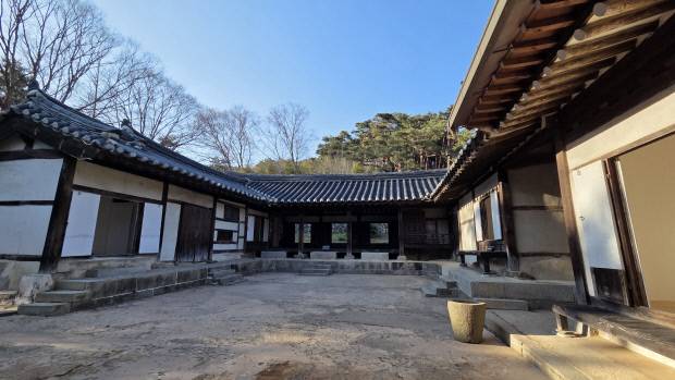 현충사는 이순신 장군이 노량해전에서 전사한 지 약 100여 년 뒤인 1706년 설립됐다. 1707년 조선 숙종이 ‘현충사(顯忠祠)’라는 사액 현판을 하사하며 국가적으로 그 의미를 인정받았다.    /김정규 기자