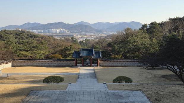 현충사에서 바라본 아산시 전경.                         /김정규 기자