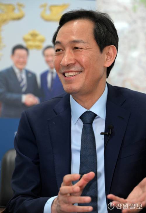 ◇우상호 더불어민주당 강원지사 예비후보가 17일 캠프 사무실에서 강원일보와 인터뷰를 하고 있다. 박승선기자