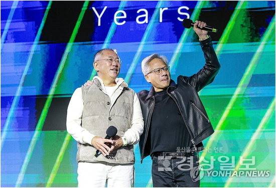 ▲ 지난해 10월 서울 코엑스에서 열린 엔비디아의 그래픽카드(GPU) '지포스' 출시 25주년 행사에서 젠슨 황 엔비디아 최고경영자와 정의선 현대차그룹 회장이 어깨동무를 하고 있다. 연합뉴스