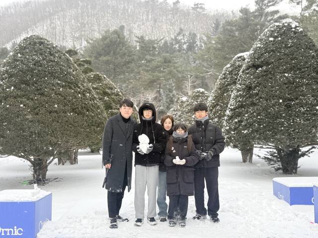 지난해 1월 거창국민여가캠핑장에서 눈을 맞고 있는 문희종·길은미 씨 가족. 길은미 씨 제공