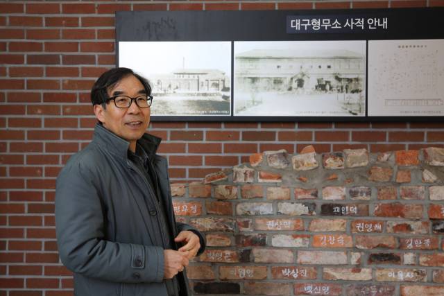 정인열 광복회 대구시지부 사무국장이 대구형무소역사관 인근 독립투사들의 이름이 적힌 벽돌 모양 조형물 앞에서 일제강점기 대구형무소 이야기를 들려주고 있다. 김도훈 기자