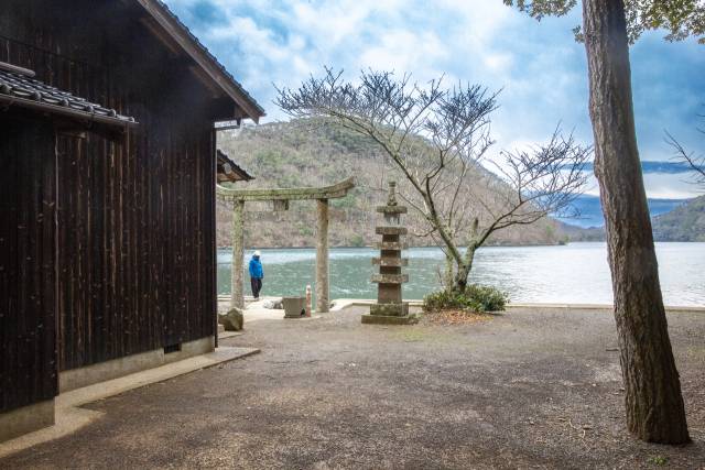 헤키레키 신사. 바다를 향해 서있는 도리이가 묘한 분위기를 자아낸다. 김도훈 기자