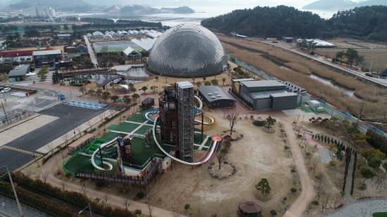 거제식물원 내 정글타워에 설치된 높이 23.8m의 전망형 승강기 모습. 사진=거제시