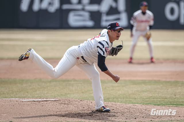 올시즌 프로야구 롯데 자이언츠에서 최고액 연봉을 받는 ‘안경 에이스’ 박세웅. 롯데 자이언츠 제공