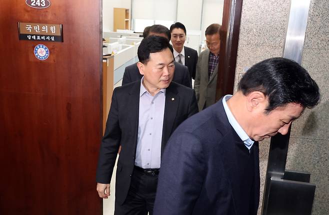 ▲ 국민의힘 대구시당 소속 강대식, 김승수, 김기웅 의원 등이 18일 국회 당 대표실에서 장동혁 대표를 면담한 뒤 나오고 있다.연합