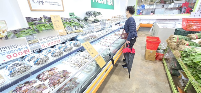 가축 전염병에 이어 중동 정세 불안으로 장바구니 물가 상승이 이어지자, 정부가 할인행사 등을 펼쳐 대응에 나서고 있다. 하지만 현장에서 느끼는 체감물가는 여전히 높다. 사진은 18일 오전 대구 동구의 한 마트에서 장을 보고 있는 시민의 모습. 권영진 기자