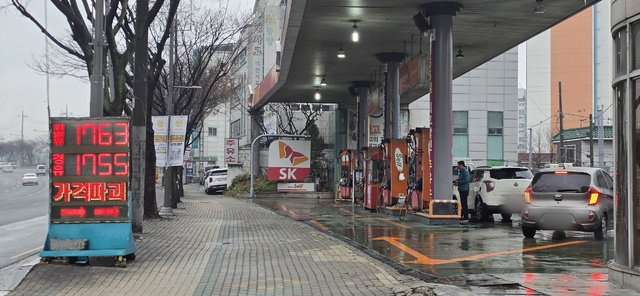 정부의 '석유 최고가격제' 시행에도 불구하고, 소비자들이 체감하는 가격 인하 폭은 여전히 기대에 미치지 못하고 있다. 권영진 기자