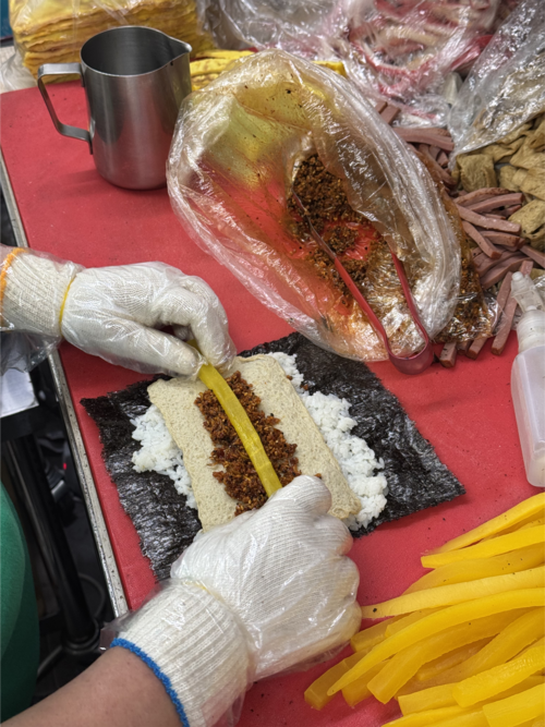 지난달 31일 오전 6시 대구 서구 마미김밥 사장 A씨가 손님들을 기다리며 부지런히 1천원대 김밥을 만들고 있었다. 이남영기자 lny0104@yeongnam.com