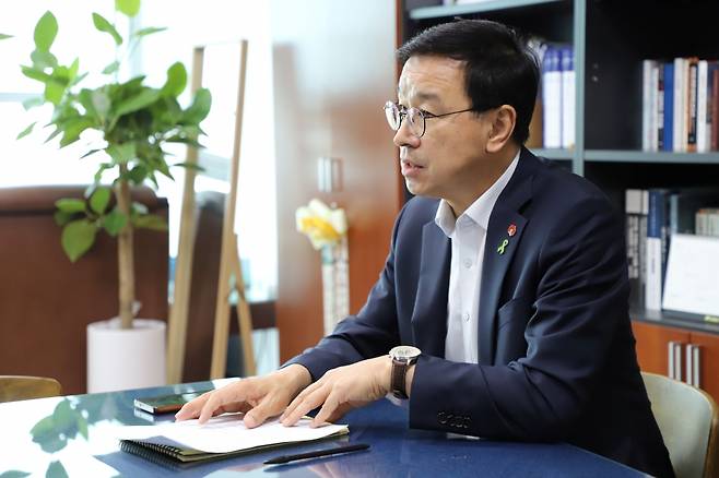 위성곤 더불어민주당 제주도지사 경선 후보가 인터뷰를 하고 있다.