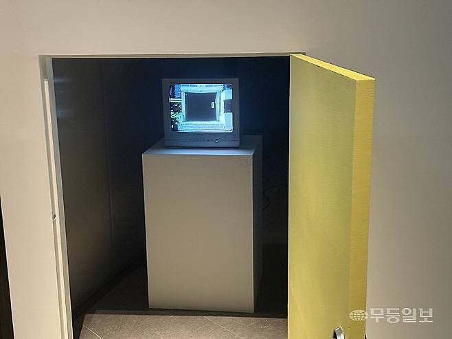 ‘ACC 필름앤비디오-아시아의 장치들’ 전시장 한편에 마련된 ‘노란문’. 노란문을 열면 봉준호 감독의 초기작 ‘백색인’을 감상할 수 있다.