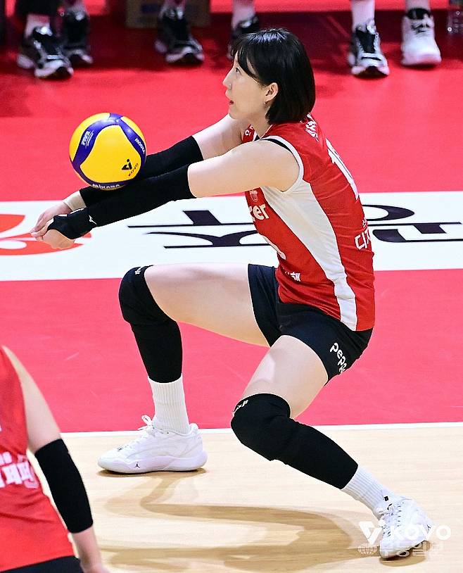 리시브 중인 박정아. KOVO 제공